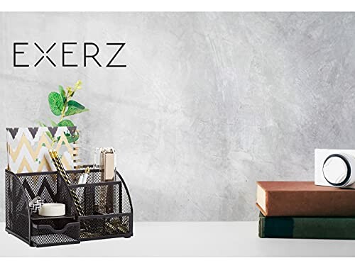 Organisateur de bureau avec livres et appareil photo