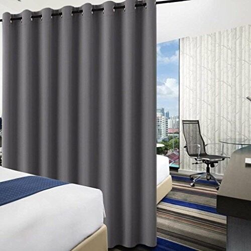 Bureau moderne avec rideaux sombres.