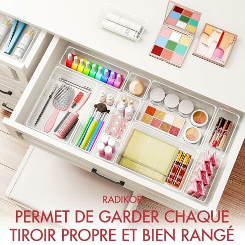 Tiroir organisé avec des produits cosmétiques et de beauté.